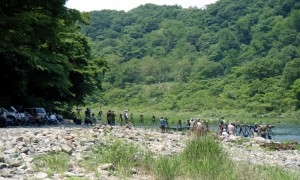 賑わう河川敷